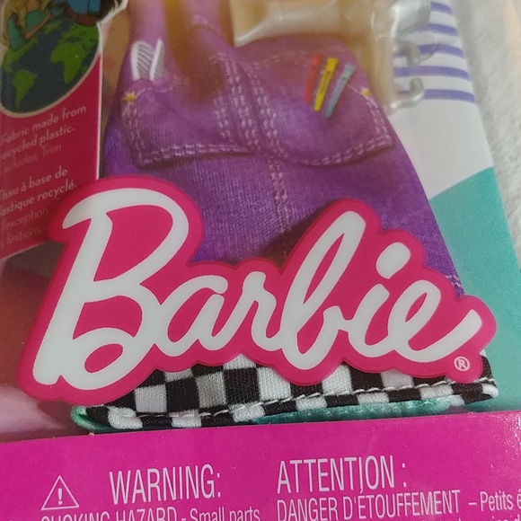 NWT Barbie Hairdresser Clothing w. Brush and Hairdryer - Picture 3 of 4